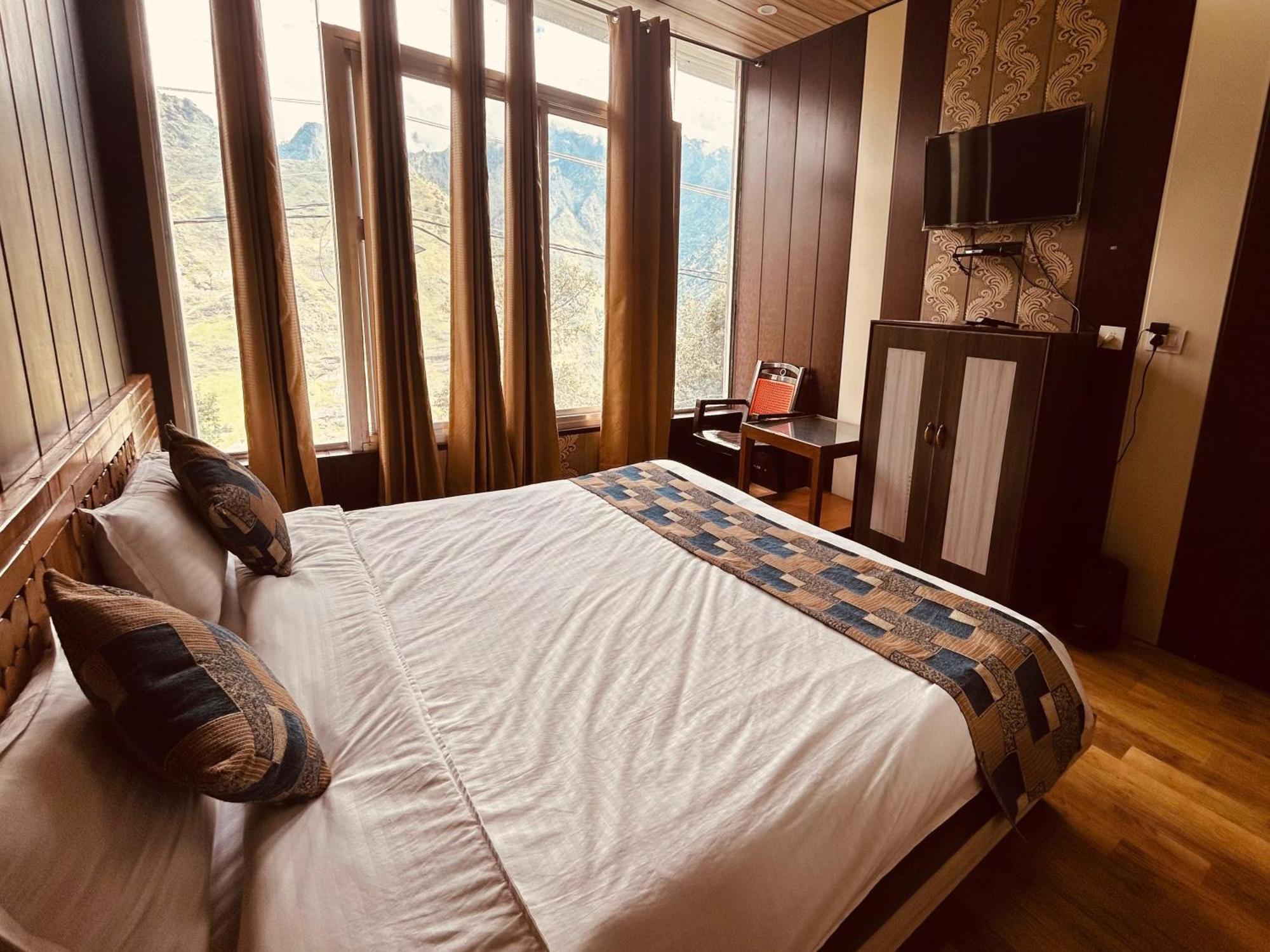 Sleeping Beauty Hotel Moutain View Property Joshimath Bagian luar foto