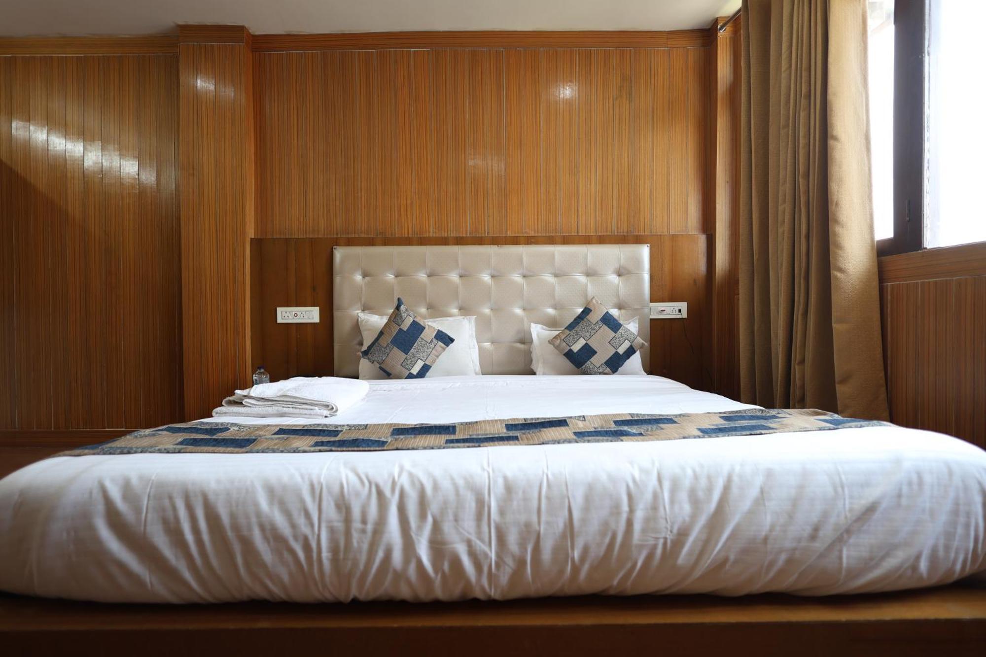 Sleeping Beauty Hotel Moutain View Property Joshimath Bagian luar foto