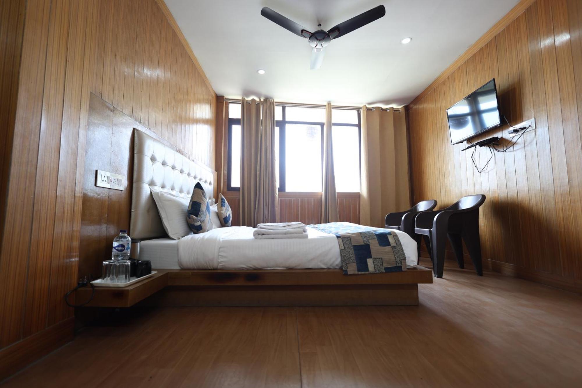 Sleeping Beauty Hotel Moutain View Property Joshimath Bagian luar foto