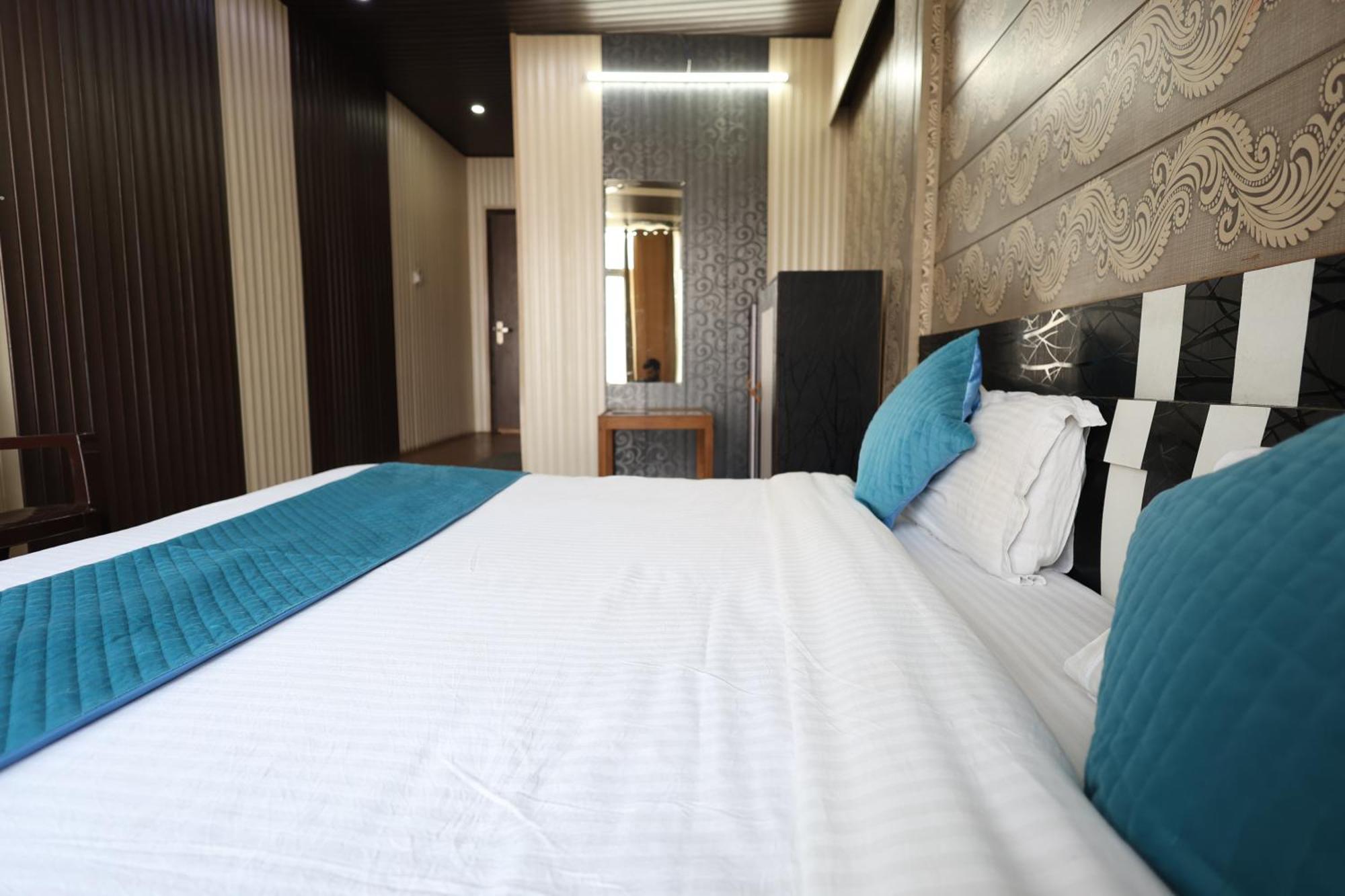 Sleeping Beauty Hotel Moutain View Property Joshimath Bagian luar foto