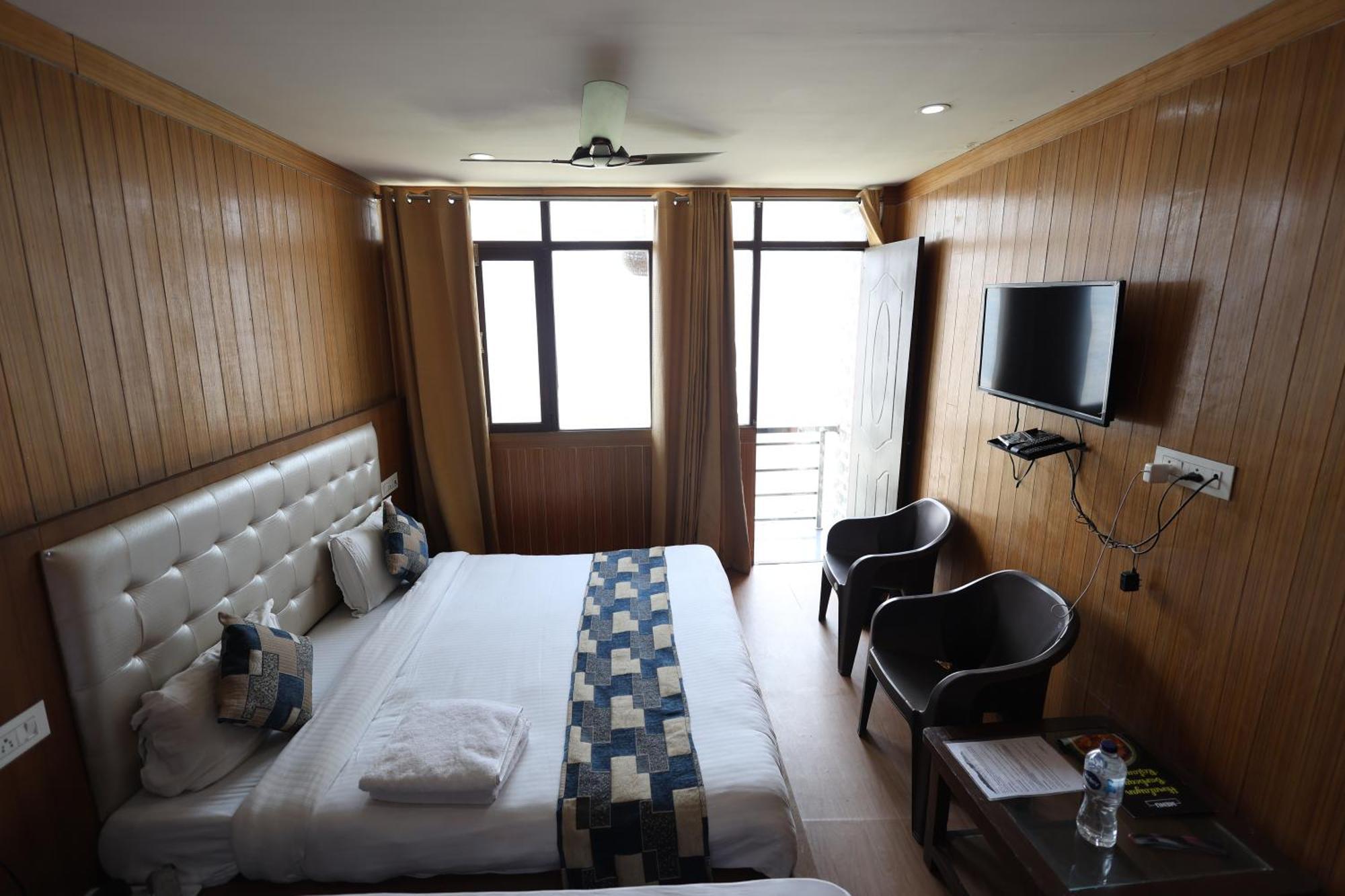Sleeping Beauty Hotel Moutain View Property Joshimath Bagian luar foto