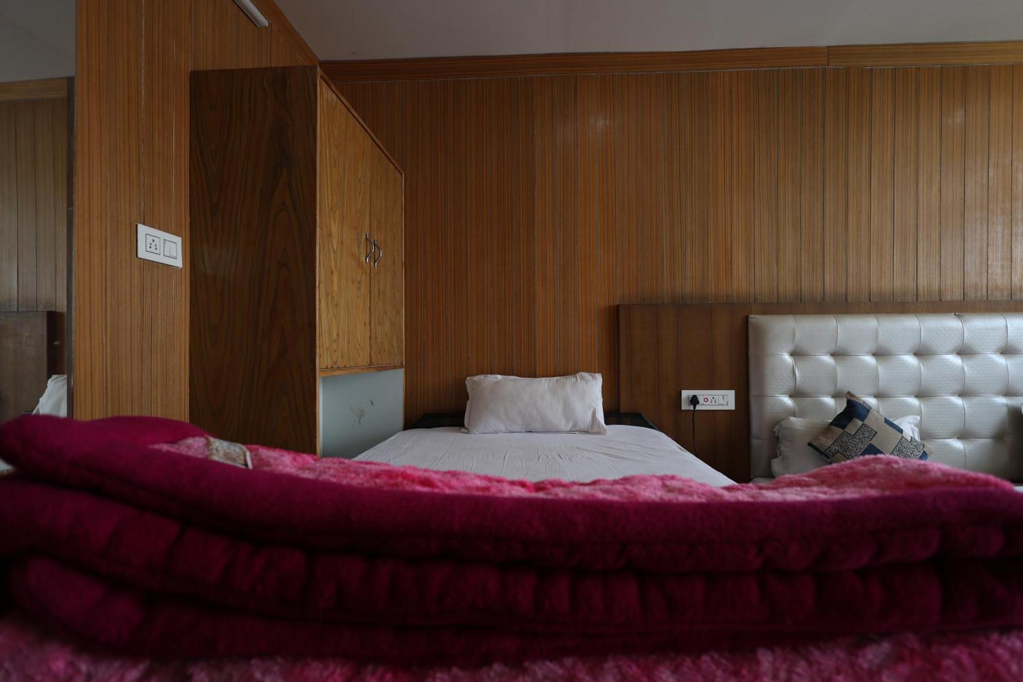 Sleeping Beauty Hotel Moutain View Property Joshimath Bagian luar foto