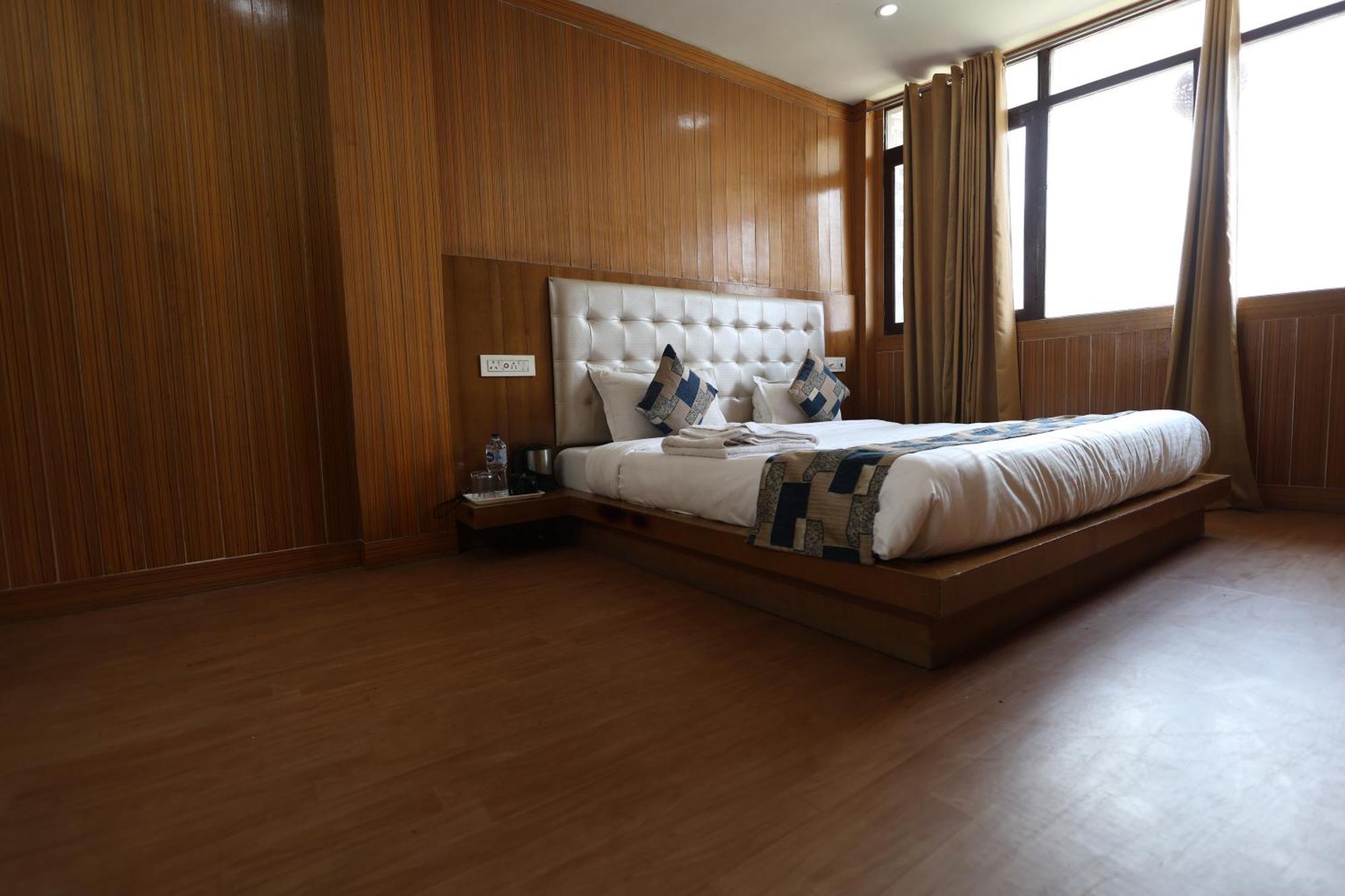 Sleeping Beauty Hotel Moutain View Property Joshimath Bagian luar foto