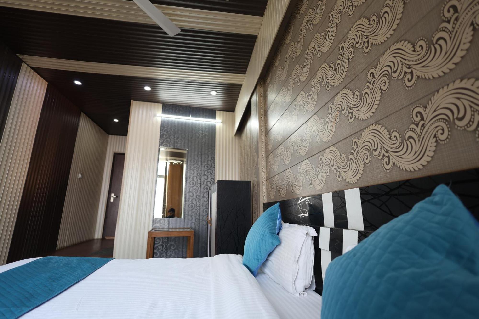 Sleeping Beauty Hotel Moutain View Property Joshimath Bagian luar foto